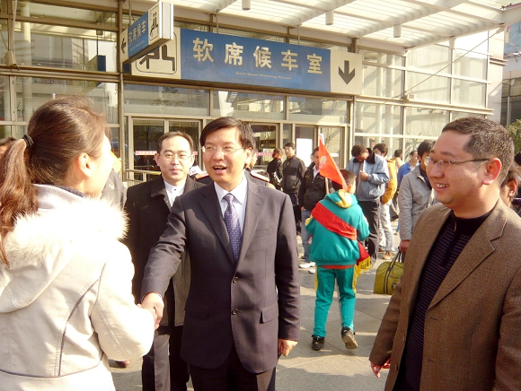 世界杯官方指定官网团委书记宋来陪同共青团上海市委副书记陈凯慰问2026世界杯官方指定网站志愿者